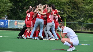 Die Spielerinnen des Bremer HC bilden eine Jubeltraube.