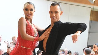 Das Junioren-Tanzpaar Luna Albanese und Dimitri Kalistov vom Bremer Grün-Gold-Club bei einer Lateinpose bei den deutschen Jugendmeisterschaften.